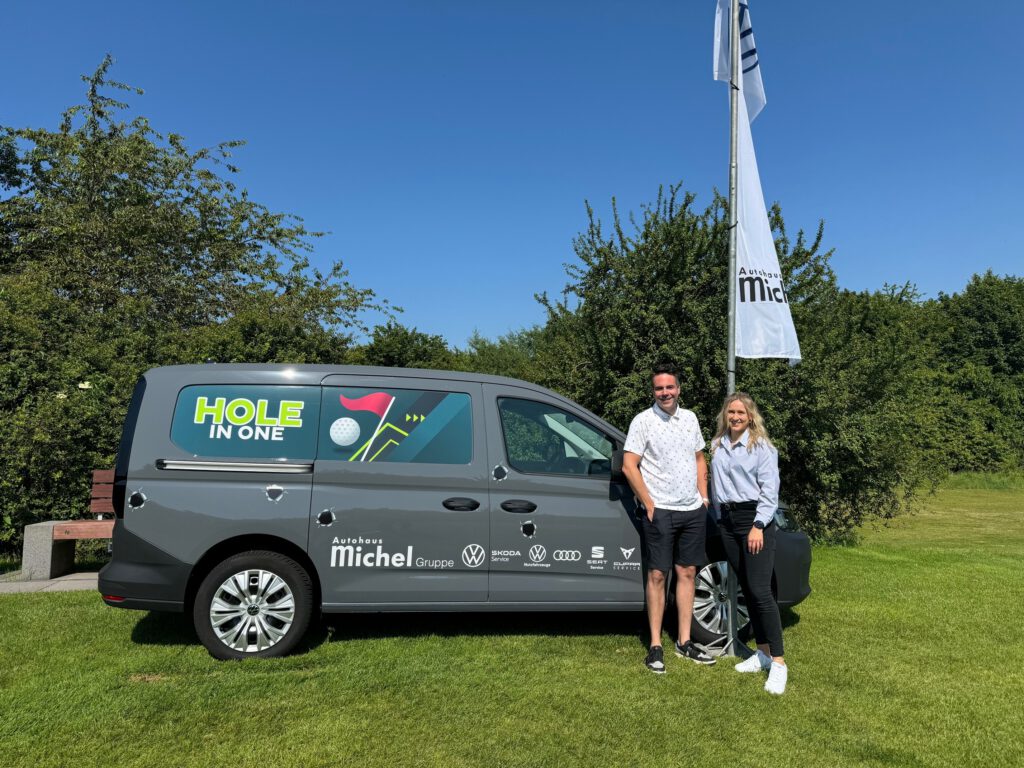 Unsere Sparten Herren-, Damen- und Mixed-Golf organisierten am Samstag, den 08. Juni 2024 für viele Branchen rund um den Bau ein herausragendes Turnier, den „Bau-Cup“:Unsere 19 Sponsoren des Bau-Cup haben voller Herzlichkeit die Abschläge bereitet, so wurde über eine Fotobox, leckeres Kölsch bis hin zu der Gewinnmöglichkeit eines VW-Caddy (Wert 45.000€), als Hole-In-One-Preis, einiges geboten. 104 Spieler (Sponsoren und Gäste) gaben sich bei herrlichstem Wetter, im Format eines 2er-Scramble, ein Debüt auf dem Platz. Krönender Abschluss war einerseits das von Luisa & Team voller lukullischer Genüsse hergerichtete Grillbuffet, und andererseits eine Verlosung mit sehr, sehr wertigen Preisen unter den mehr als 120 Teilnehmern der Abendveranstaltung. DJ Errol gab alles, so dass bis in die frühen Morgenstunden auf der renovierten Terrasse das Tanzbein geschwungen wurde. 2025 „Bau-Cup-RELOADED“ - schauen wir mal!